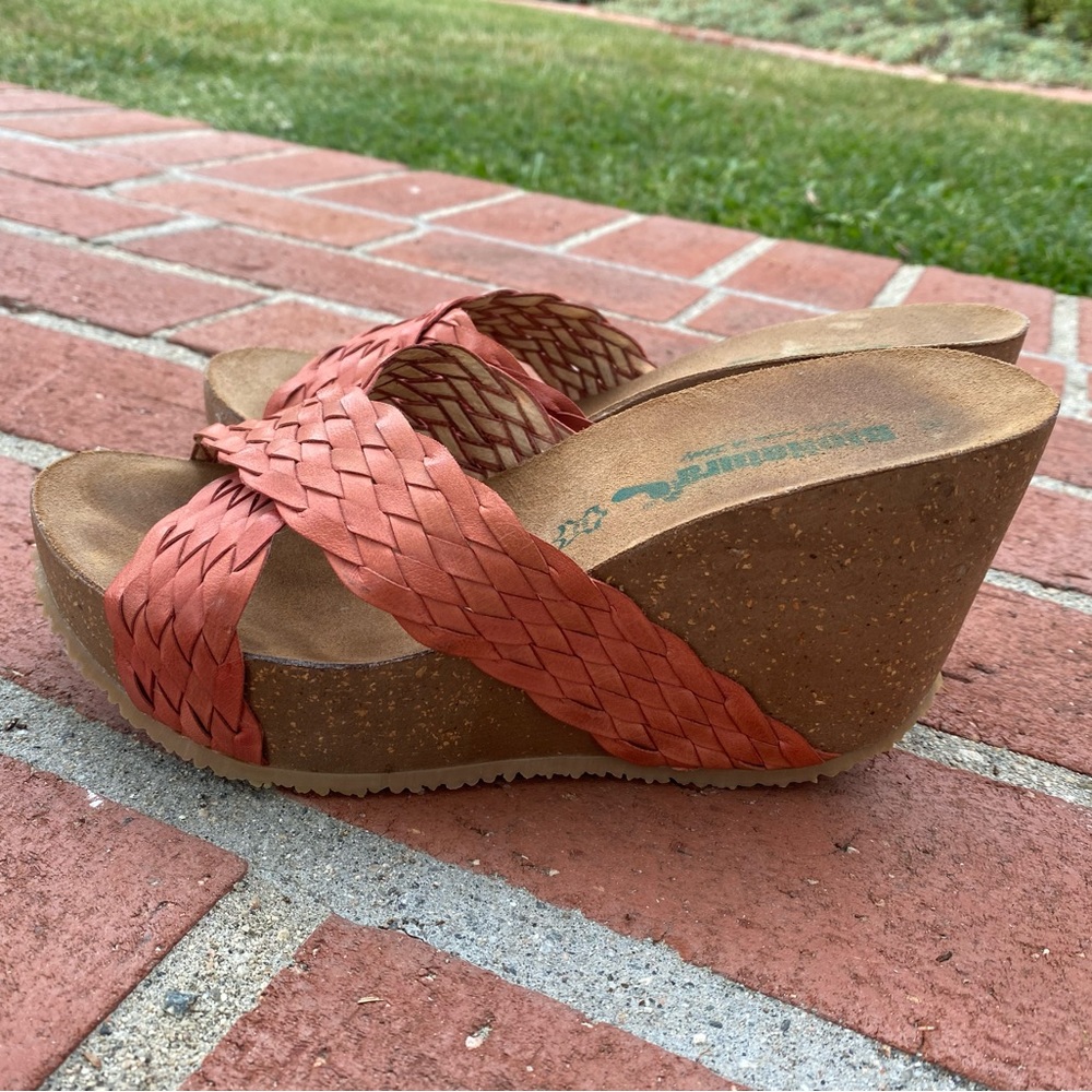Cute and comfortable wedge slides with Barbie pink woven leather straps